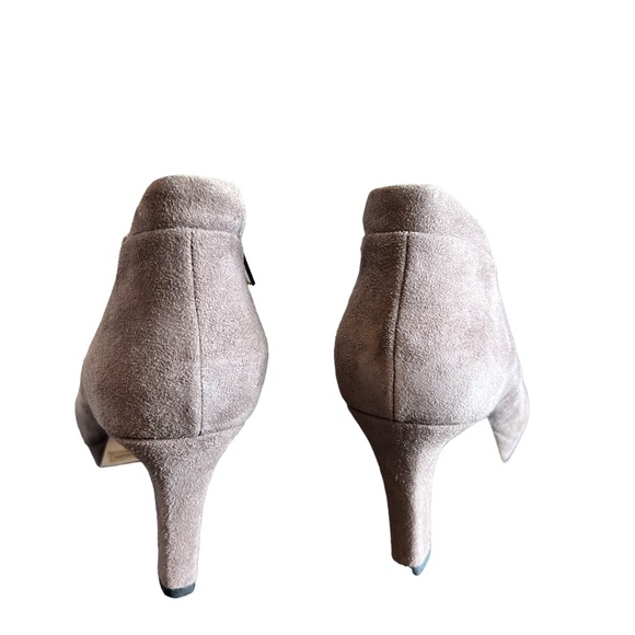 Clarks Women’s Suede Heeled‎ Booties Taupe Boots Size 10M - Picture 4 of 7